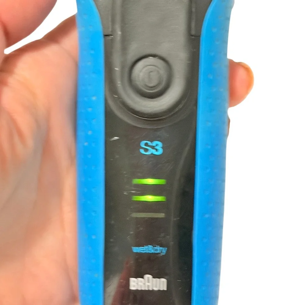 Braun Series 3 3040s Wet & Dry Electric Foil Shaver Blue w/ Charger Works Great!